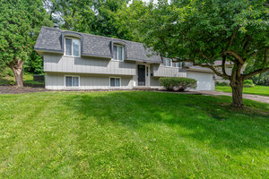 Photo of 4430 Canterbury Lane Davenport IA 52806
