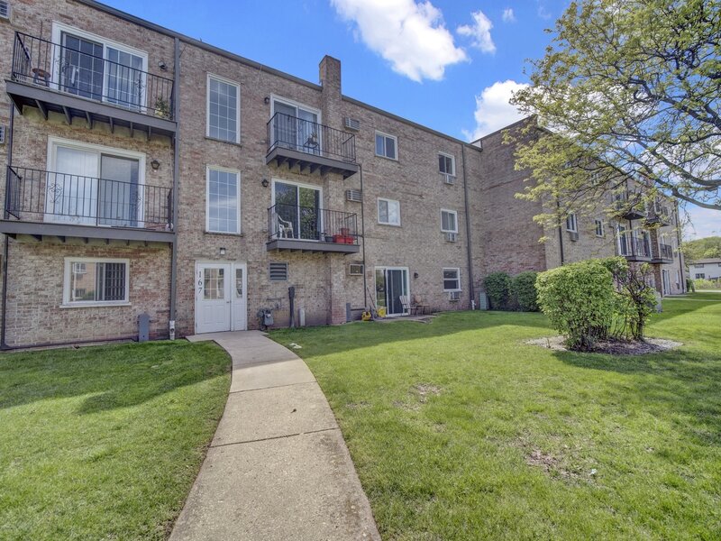 167 W Elk Trail Carol Stream IL 60188