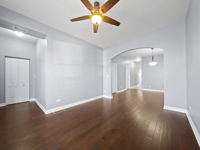 7931 S East End Avenue Chicago IL 60617