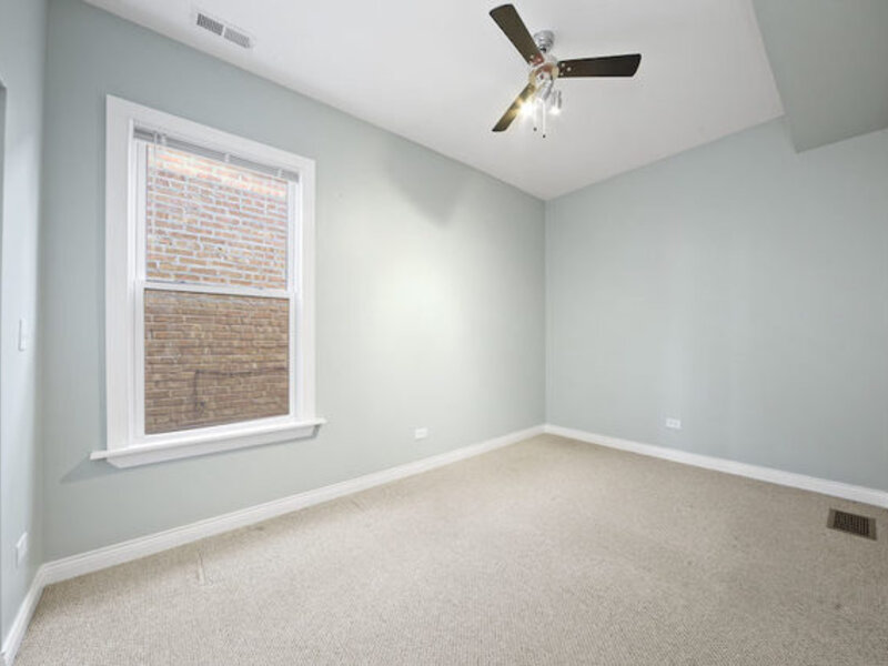 7931 S East End Avenue Chicago IL 60617