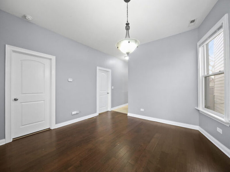 7931 S East End Avenue Chicago IL 60617
