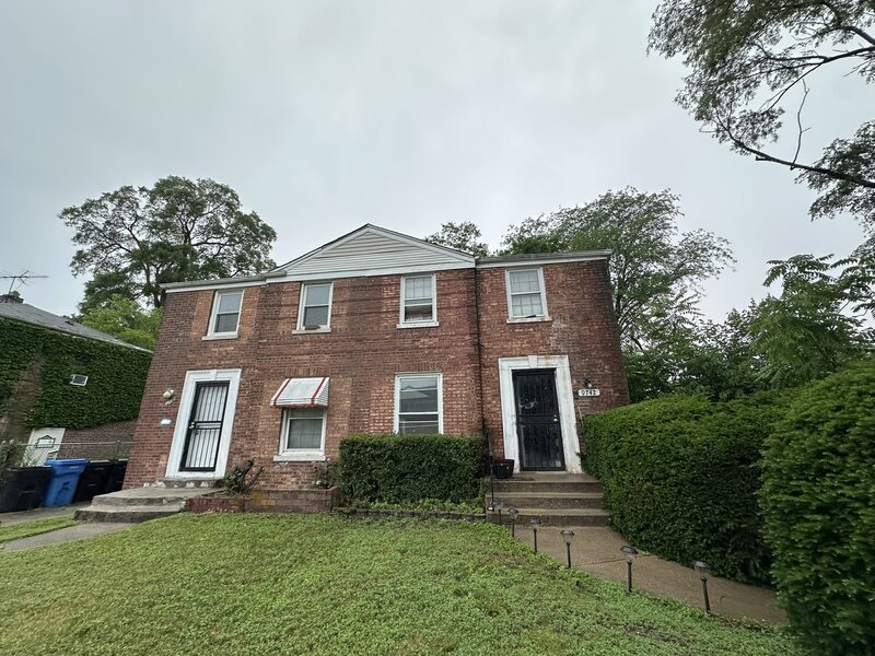 9742 S Hoxie Avenue Chicago IL 60617