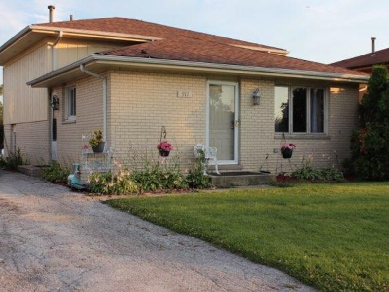 911 E 152nd Street Phoenix IL 60426