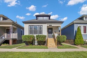 Photo of 9824 S Escanaba Avenue Chicago IL 60617
