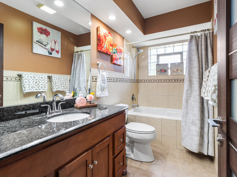 2196 Spruce Avenue Des Plaines IL 60018