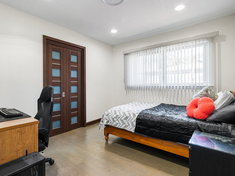 2196 Spruce Avenue Des Plaines IL 60018