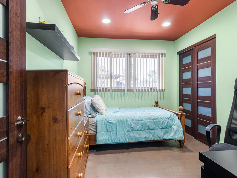 2196 Spruce Avenue Des Plaines IL 60018