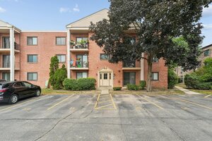Photo of 5401 Chateau Drive Rolling Meadows IL 60008 Unit 4
