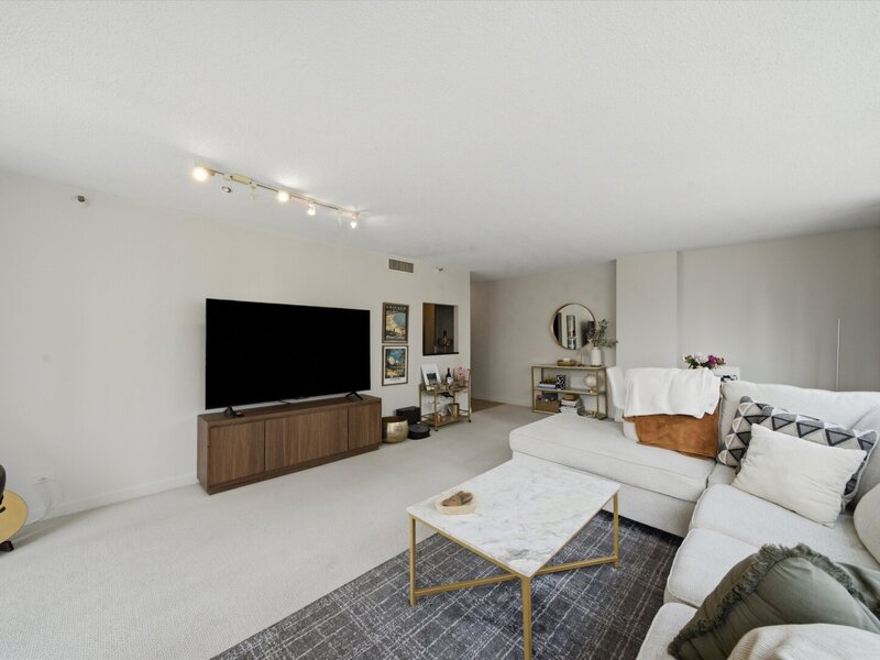 10 E Ontario Street Chicago IL 60611