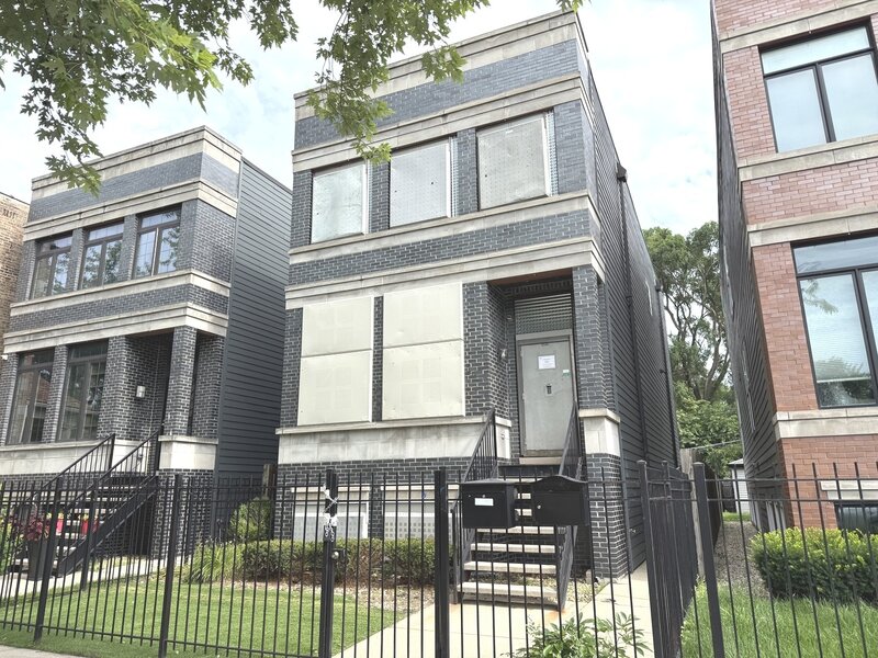 544 E 46th Place Chicago IL 60653