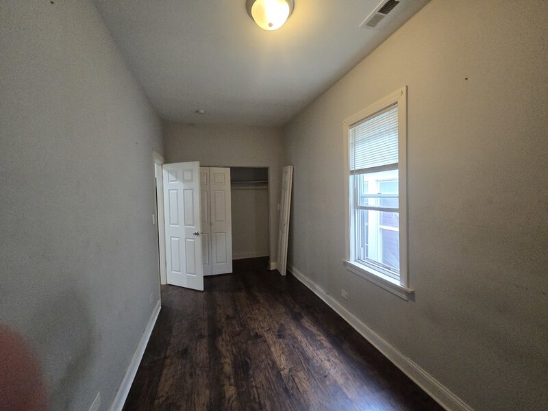 8622 S Escanaba Avenue Chicago IL 60617