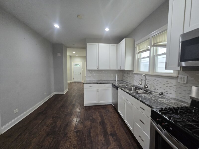 8622 S Escanaba Avenue Chicago IL 60617