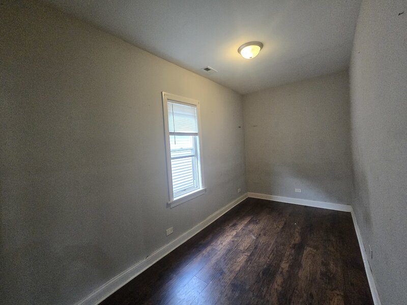 8622 S Escanaba Avenue Chicago IL 60617