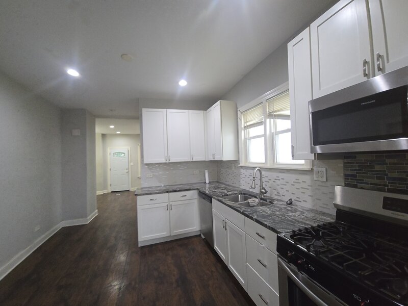 8622 S Escanaba Avenue Chicago IL 60617