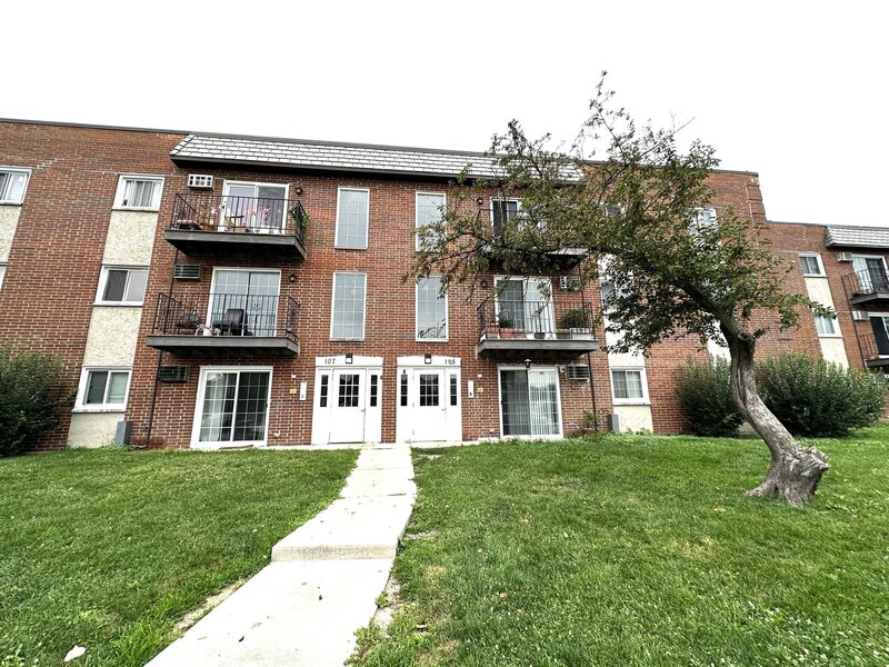 105 W Elk Trail Carol Stream IL 60188