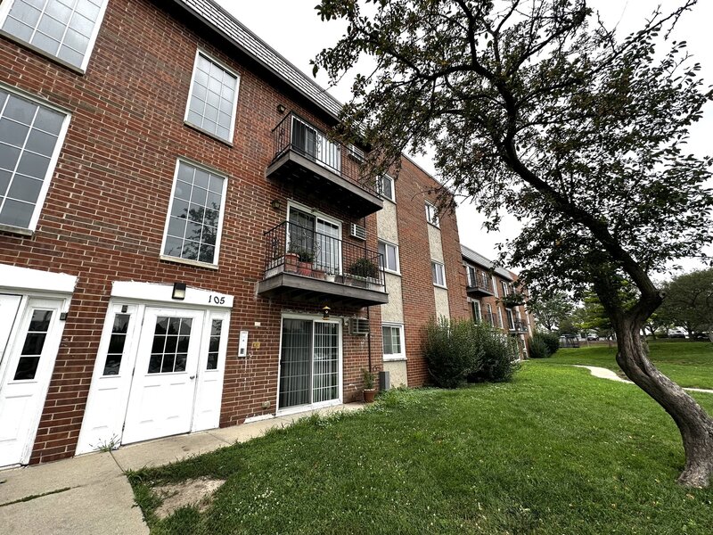 105 W Elk Trail Carol Stream IL 60188