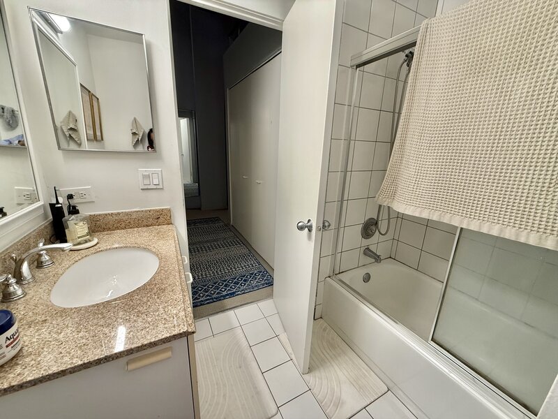 1122 W Newport Avenue Chicago IL 60657
