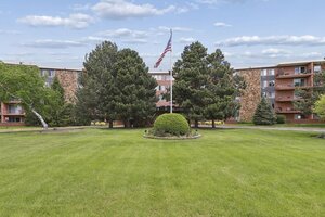 Photo of 18 E Old Willow Road Prospect Heights IL 60070 Unit 213N