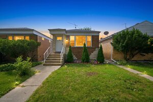 Photo of 2935 W Howard Street Chicago IL 60645