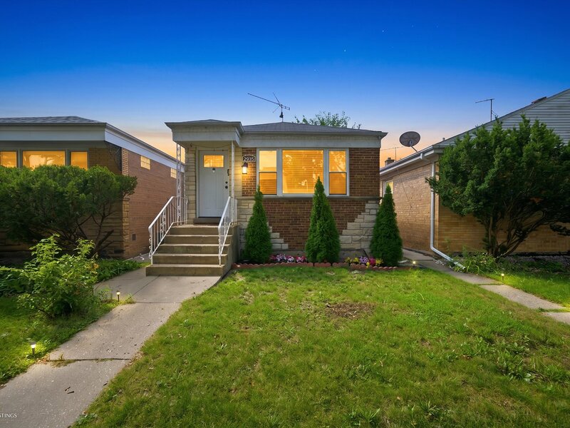 2935 W Howard Street Chicago IL 60645