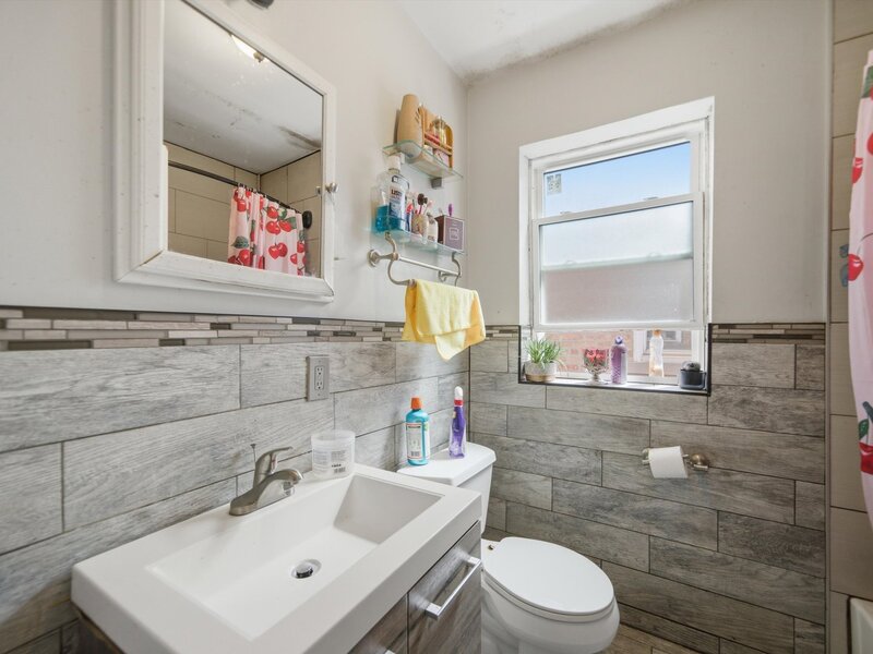 2935 W Howard Street Chicago IL 60645