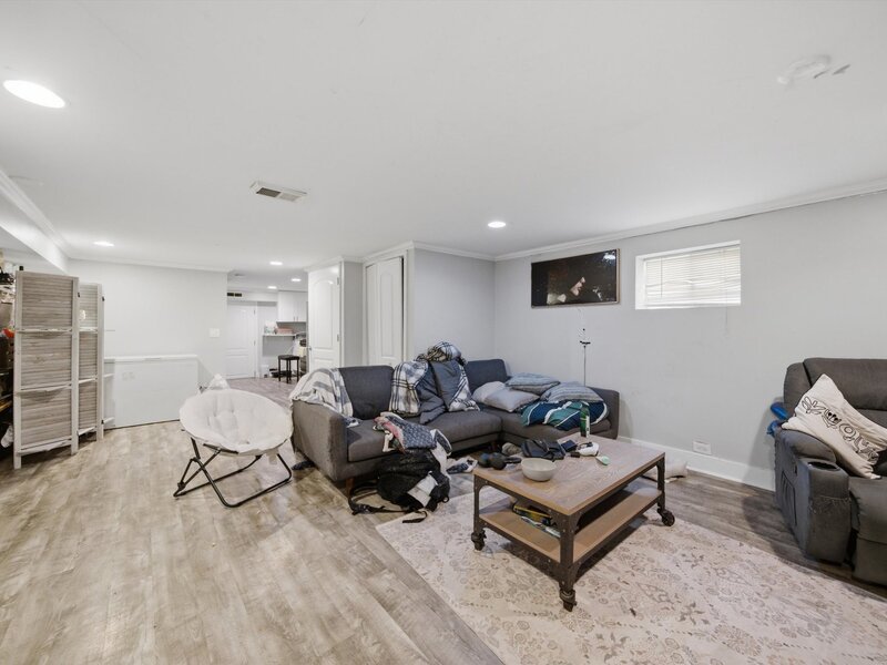 2935 W Howard Street Chicago IL 60645