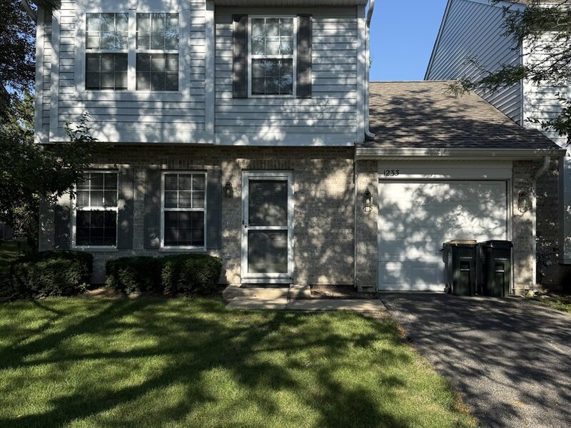 1233 N Split Oak Circle Round Lake Beach IL 60073