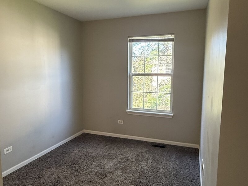 1233 N Split Oak Circle Round Lake Beach IL 60073