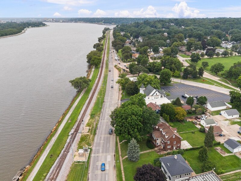 718 River Drive Bettendorf IA 52722