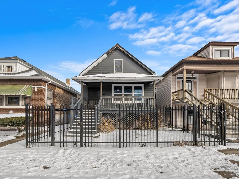 8545 S Saginaw Avenue Chicago IL 60617