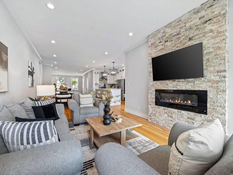 2215 W Roscoe Street Chicago IL 60618