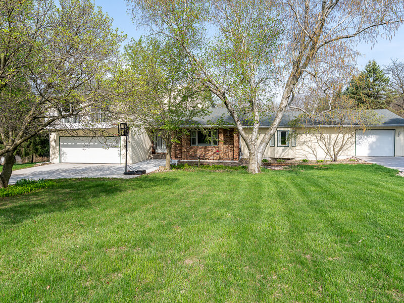 9 Valley View Drive Blue Grass IA 52726