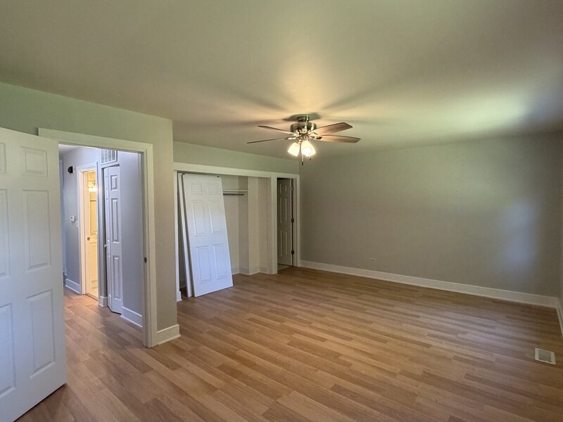 1900 Longmeadow Drive Lindenhurst IL 60046