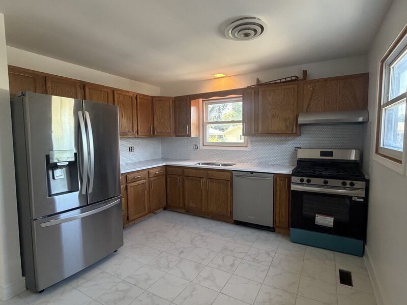 1900 Longmeadow Drive Lindenhurst IL 60046