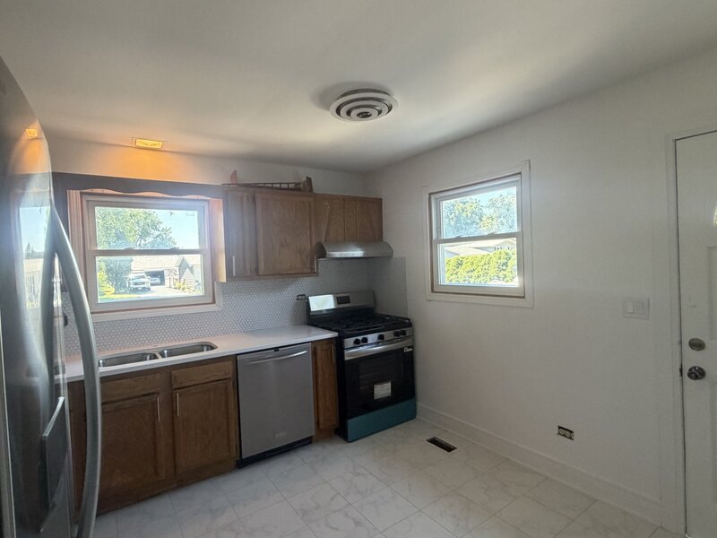 1900 Longmeadow Drive Lindenhurst IL 60046