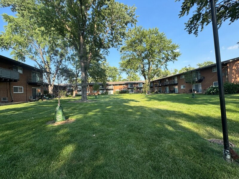1910 W Hatherleigh Court Mount Prospect IL 60056