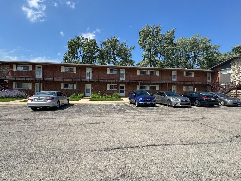 1910 W Hatherleigh Court Mount Prospect IL 60056