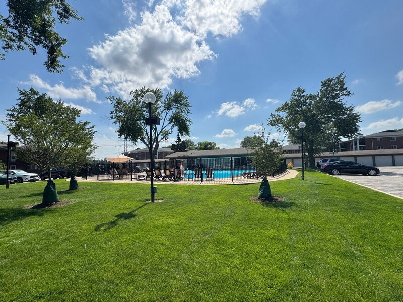 1910 W Hatherleigh Court Mount Prospect IL 60056