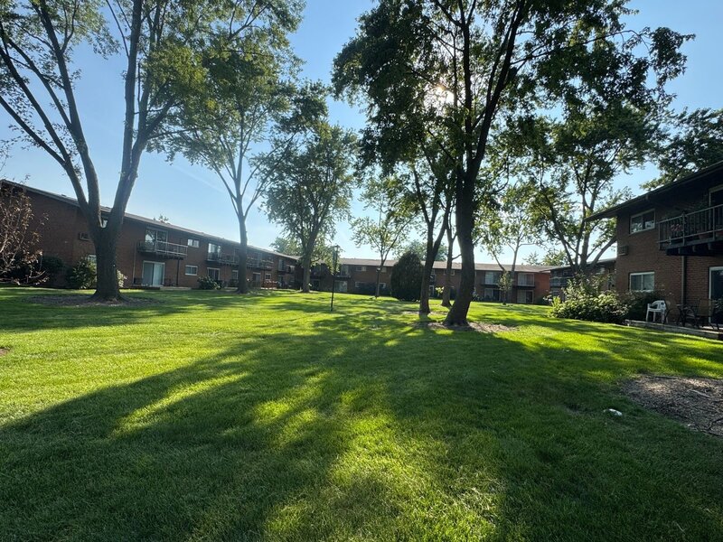 1910 W Hatherleigh Court Mount Prospect IL 60056