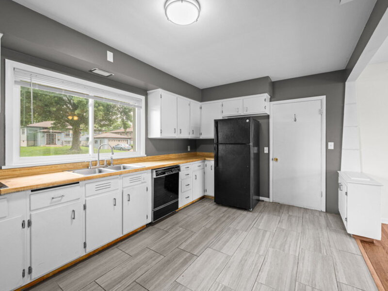 1563 W Garfield Street Davenport IA 52804