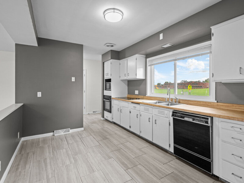 1563 W Garfield Street Davenport IA 52804