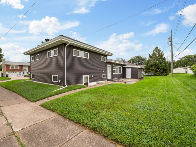 1563 W Garfield Street Davenport IA 52804