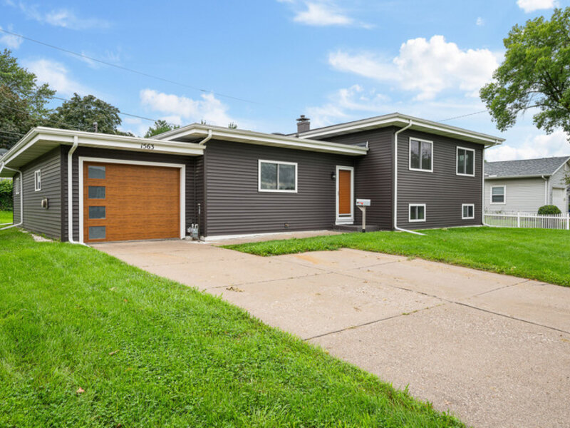 1563 W Garfield Street Davenport IA 52804