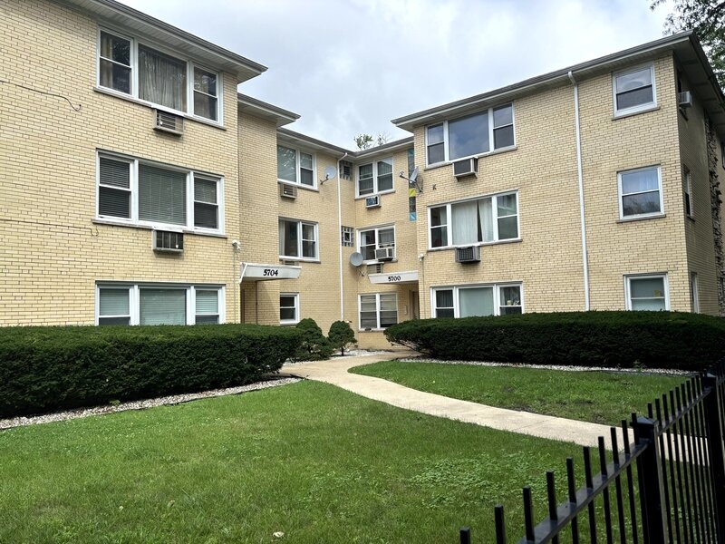 5700 W Montrose Avenue Chicago IL 60634
