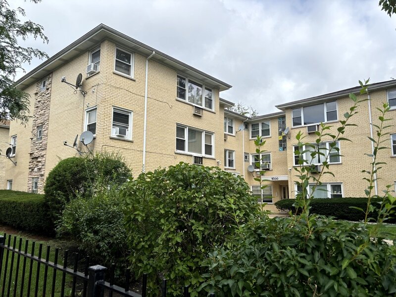 5700 W Montrose Avenue Chicago IL 60634