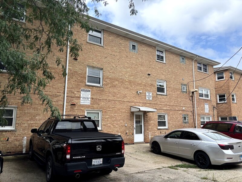 5700 W Montrose Avenue Chicago IL 60634