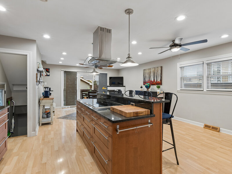 6039 W Montrose Avenue Chicago IL 60634