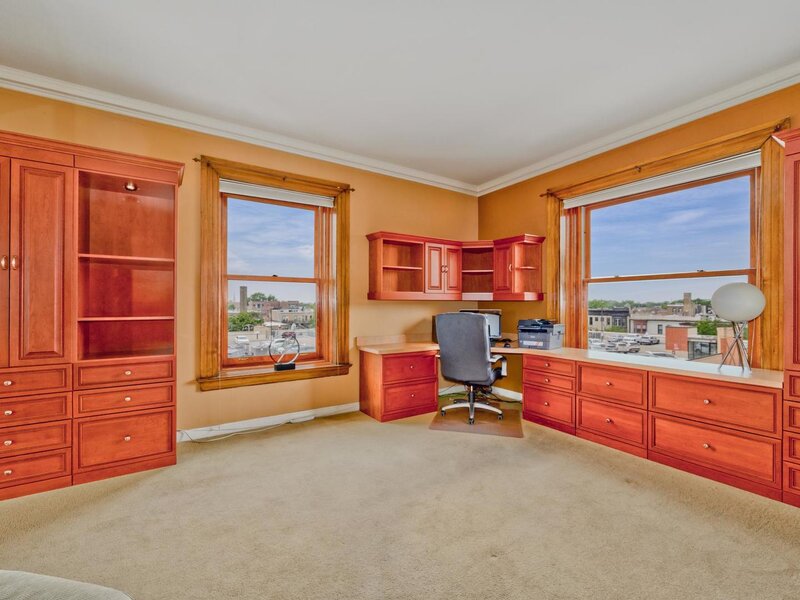 559 W Surf Street Chicago IL 60657