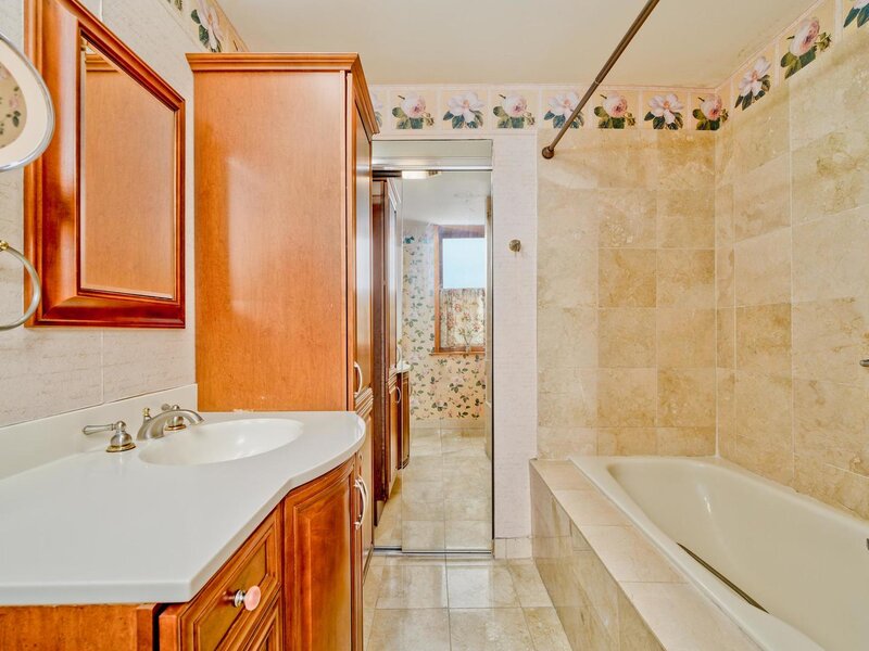 559 W Surf Street Chicago IL 60657
