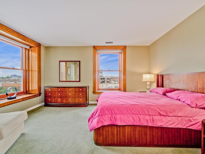 559 W Surf Street Chicago IL 60657